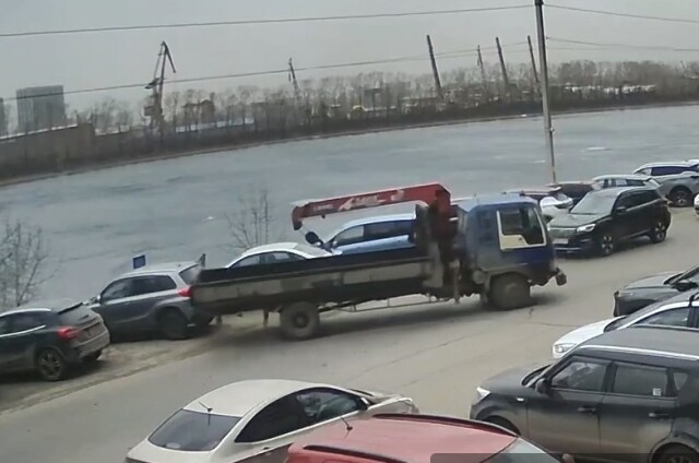 «Покатился из-за порывистого ветра»: в Иркутске грузовик едва не столкнул в реку легковушку