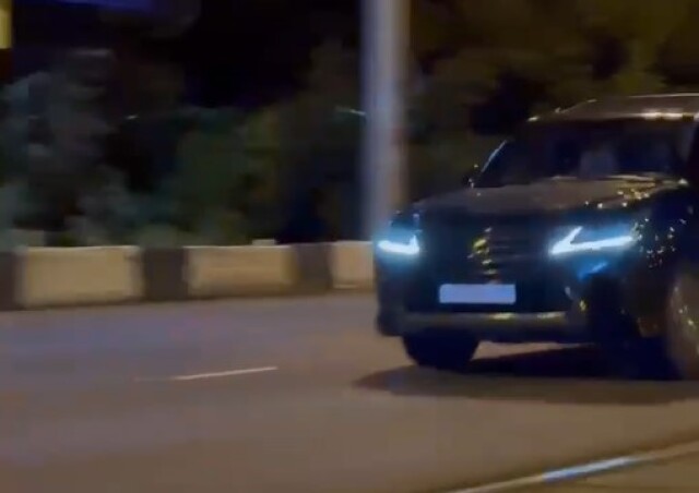«Водитель хотел исполнить трюк»: Lexus пробил ограждение и упал с моста в реку в Нижнем Тагиле