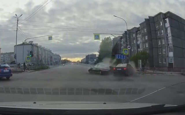 Водитель стал очевидцем жесткого ДТП на Сибиряков-Гвардейцев — видео с регистратора