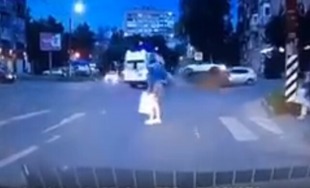 Массовая авария произошла с участием скорой в Иванове: пострадали два человека