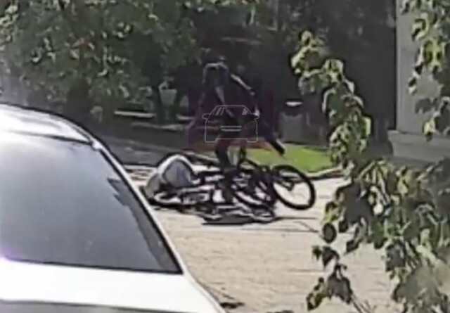 «Вот и познакомились»: парень и девушка на велосипедах столкнулись в Красноярске
