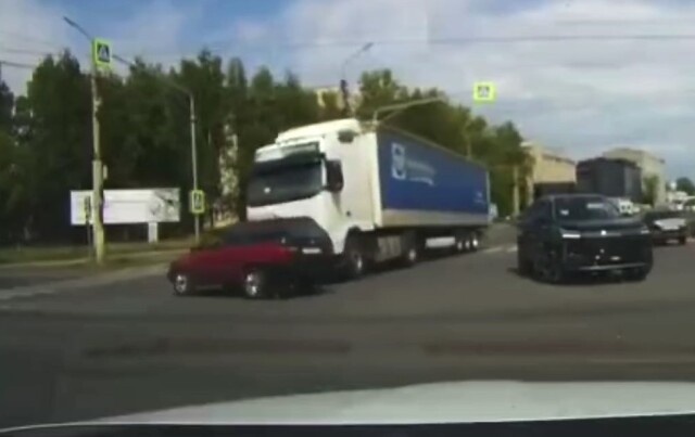 В Костроме водитель «Фольксвагена» поворачивал налево и столкнулся с фурой