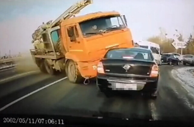 В Бурятии несущийся на большой скорости КАМАЗ сметал с дороги автомобили 