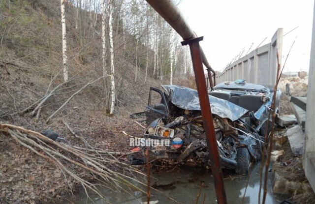 В Ухте пьяный водитель чудом выжил, слетев со склона и врезавшись в бетонный забор 