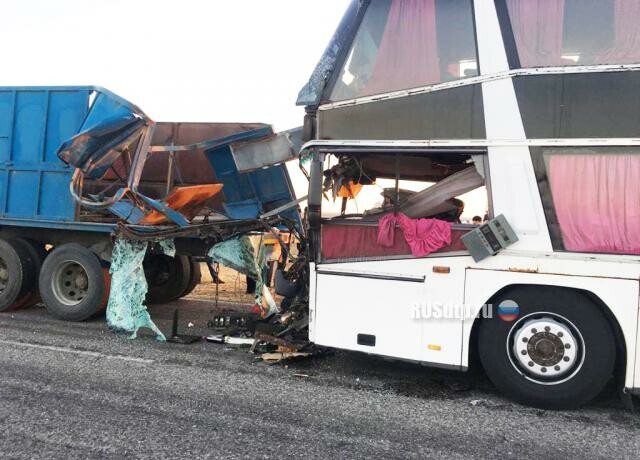 В Калмыкии в ДТП с автобусом и грузовиком погибли три человека 