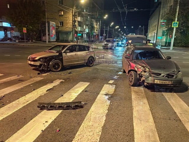 Авария в Красноярске: водитель легкового автомобиля проехал перекресток на красный 