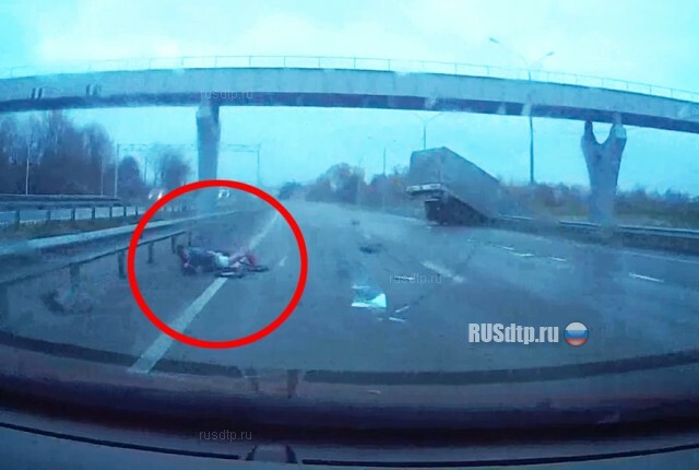 На Минском шоссе дальнобойщика выбросило на дорогу через лобовое стекло. ВИДЕО 