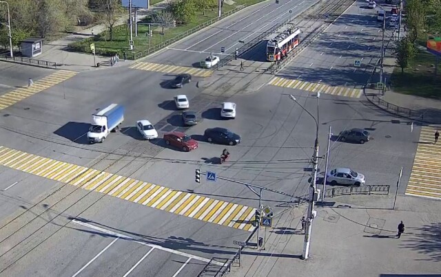 Потерял равновесие и упал: мотоцикл и легковой автомобиль столкнулись на перекрестке в Магнитогорске 