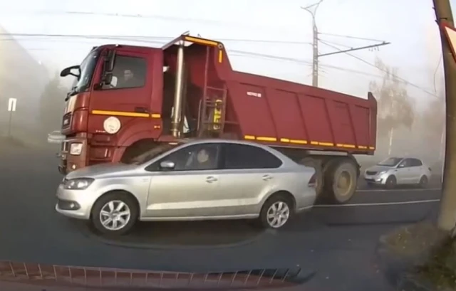 Не заметил в тумане? КамАЗ смял легковой автомобиль на Марпосадском шоссе в Чебоксарах