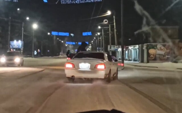 В Омске любитель дрифта выписывал трюки прямо на дороге и попал в ДТП