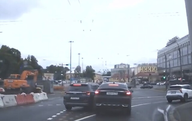 Chery и Haval столкнулись на мосту Александра Невского в Петербурге. Кто виноват? 