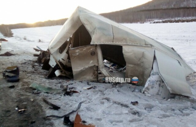 Два грузовика и легковой автомобиль столкнулись на М-5 под Миассом 