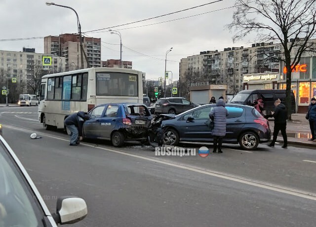 ДТП с маршруткой на улице Олеко Дундича попало на видео 