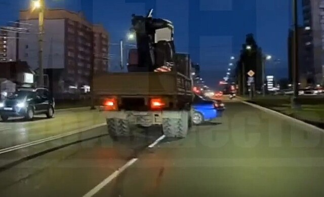 ДТП в Кирове: грузовик протащил легковушку несколько метров 