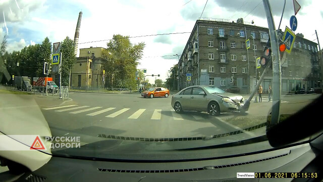 В Петербурге водитель скрылся с места ДТП со спущенным колесом