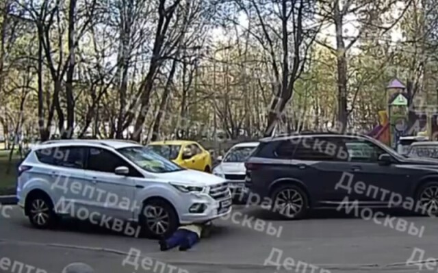 Жуткое ДТП в Москве: кроссовер переехал лежащую на дороге женщину
