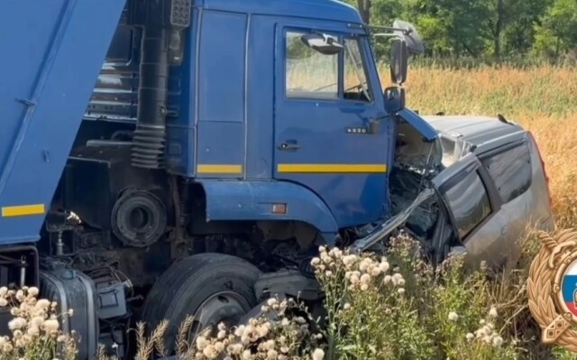 Автомобиль Lada Largus лоб в лоб столкнулся с КамАЗом под Ростовом 