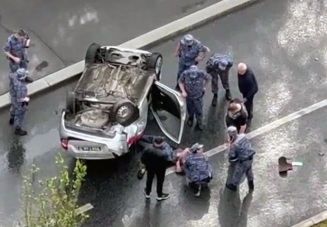 Автомобиль Росгвардии перевернулся в результате ДТП в Москве: пострадали трое сотрудников 