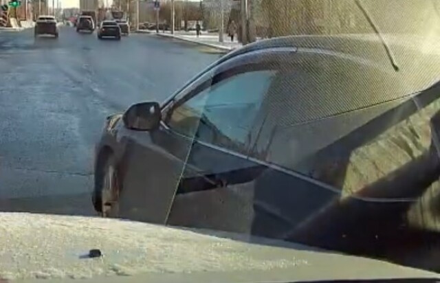Наглый водитель автомобиля Toyota Camry устроил ДТП на перекрестке в Красноярске 