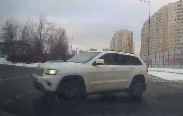 В Петербурге внедорожник выезжал со второстепенной и подрезал автомобиль