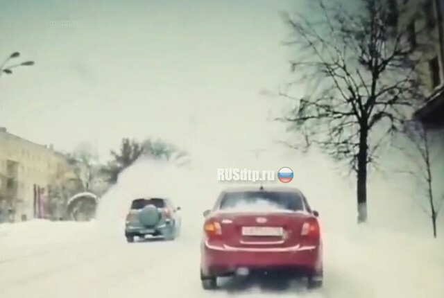 Лавина накрыла дорогу и тротуар в Ульяновске