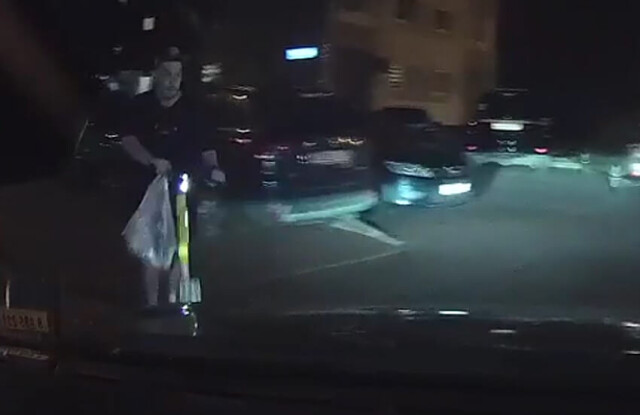 В Москве пьяный мужчина на электросамокате врезался в автомобиль 