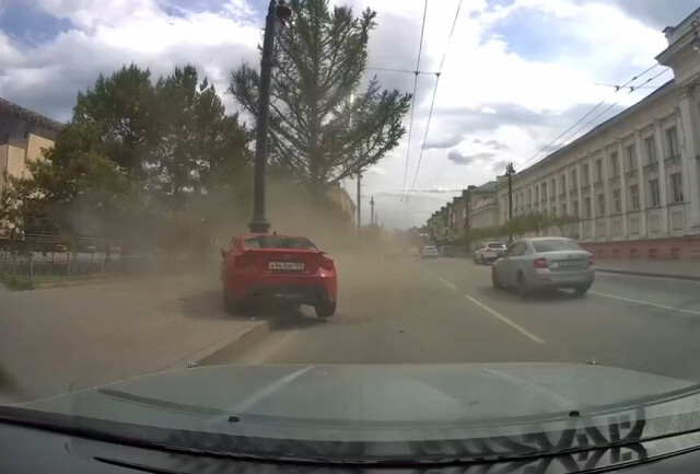 В Омске водитель «Тойоты» решил поиграть в «шашки» за рулем и врезался в столб 