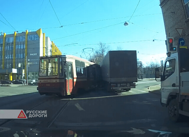 Фура и трамвай не поделили перекресток в Санкт-Петербурге