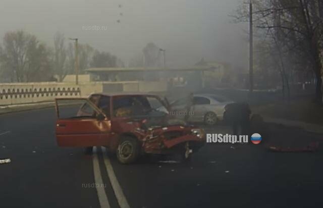 В Днепропетровске мужчину выбросило из салона авто