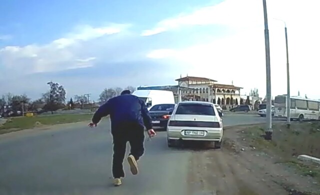 «Ехали на работу и остановились помочь человеку»: машина сбежала от водителя в Симферополе