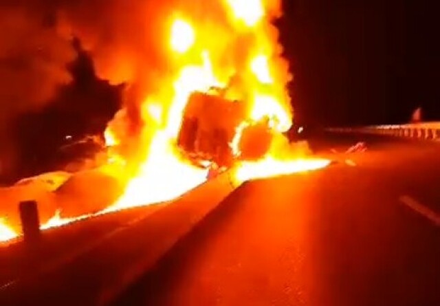 Очевидцы спасли дальнобойщика из горящей фуры: кадры ДТП в Тюменской области