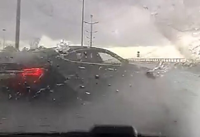Аквапланирование на мокрой дороге: водитель не справился с управлением и врезался в ограждение