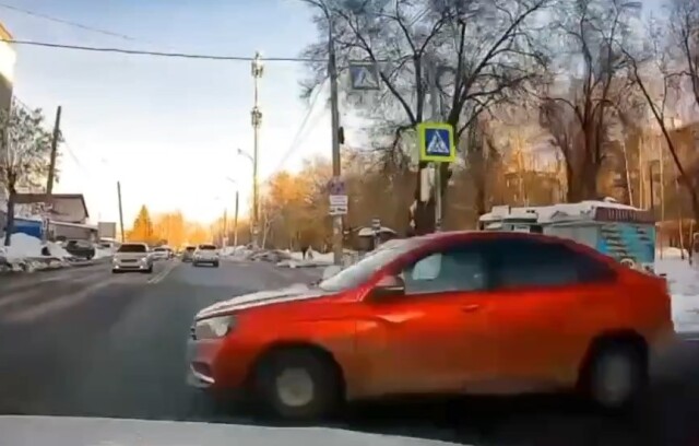 Kia и Lada столкнулись на перекрестке в Самаре. Кто виноват? 