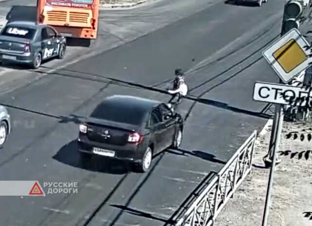 В Волгограде женщина попала под машину, перебегая дорогу на красный