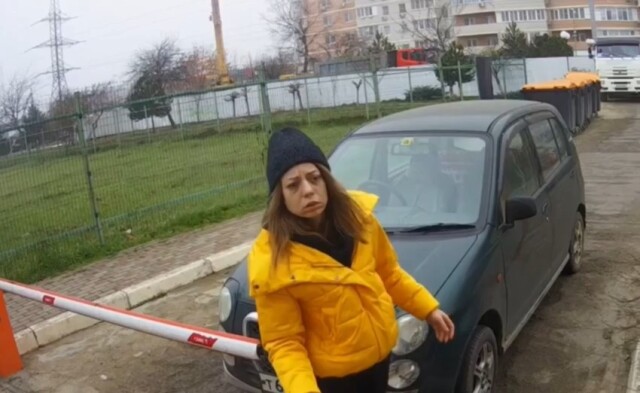 В Краснодаре девушка-курьер протаранила шлагбаум на въезде в коттеджный посёлок, после чего скрылась 