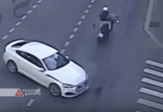 Мотоцикл и автомобиль не поделили дорогу в Шмитовском проезде в Москве