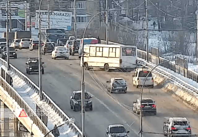 ДТП с участием автобуса на Ленинградском мосту в Вологде
