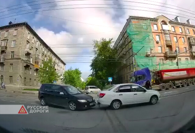 «Лада» и иномарка столкнулись в Новосибирске