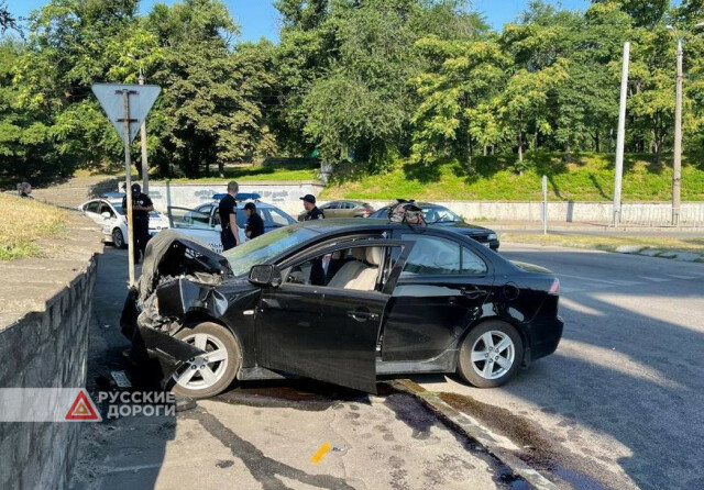 В Днепре женщина на Mitsubishi Lancer врезалась в стену 