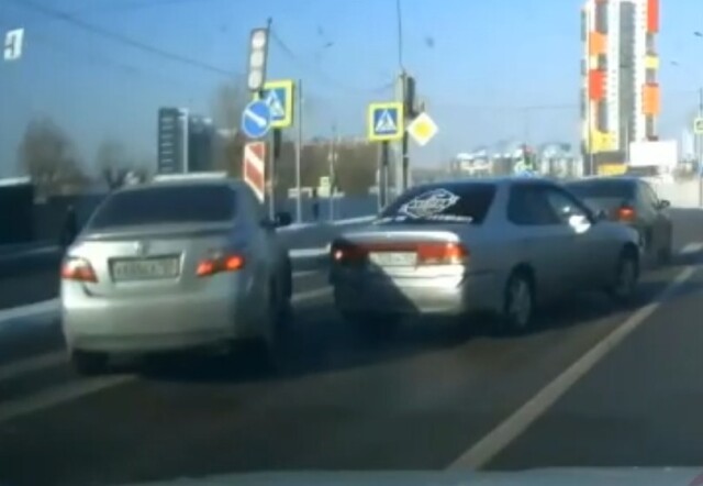 Авария на Шахтеров в Красноярске: водитель «Тойоты» не успел затормозить 