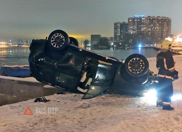 Внедорожник едва не улетел в Неву на проспекте Обуховской Обороны 