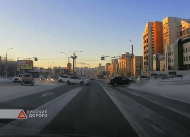 В Магнитогорске водитель легкового автомобиля проскакивал перекресток на желтый и попал в ДТП