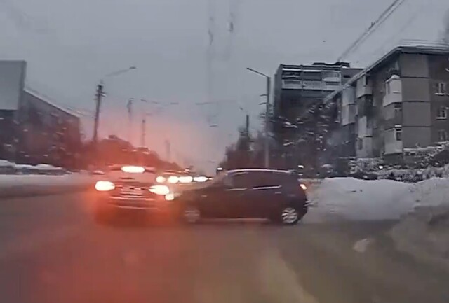 «Выезжала со двора»: женщина спровоцировала массовое ДТП в Дзержинске