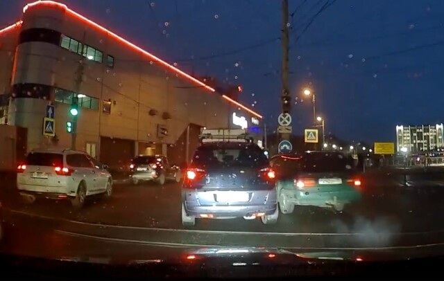 Volkswagen и Citroen не поделили полосу в районе Южного вокзала в Калининграде