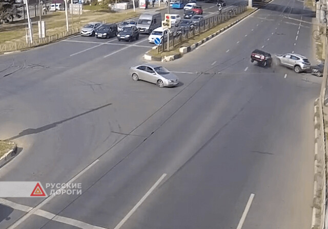 В Рязани «Лада» проехала перекресток на красный и столкнулась с двумя автомобилями