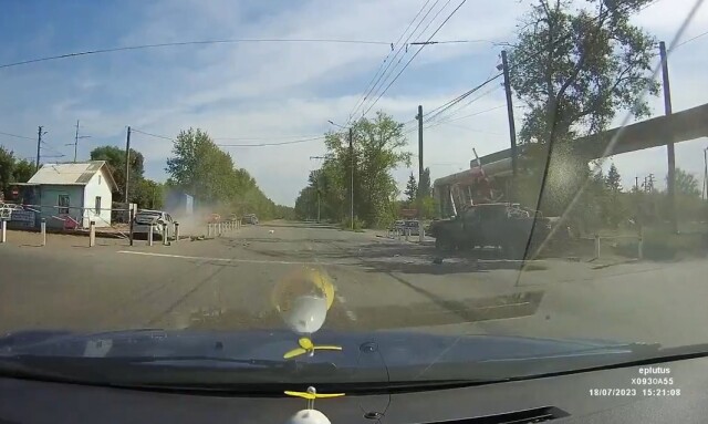 Жесткое ДТП на Нефтезаводской в Омске: водитель седана не уступил дорогу пикапу