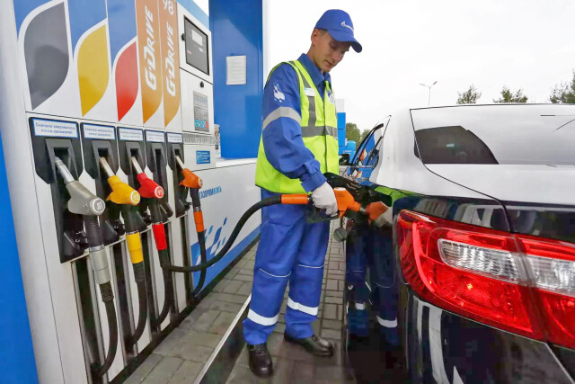 Бензин в России подешевеет и будет стоить ниже 50 рублей за литр 