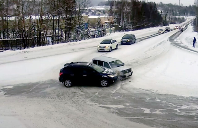 Два автомобиля не поделили перекресток в Усть-Илимске Иркутской области