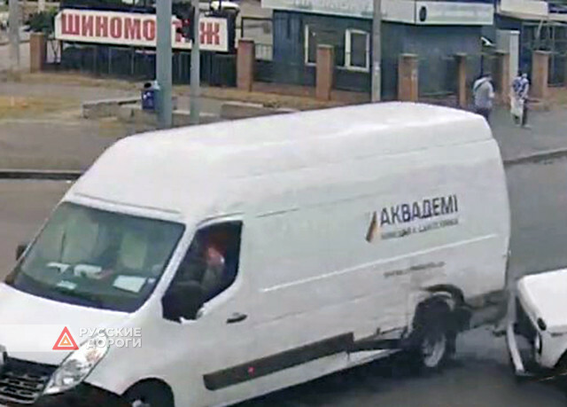 «Нива» столкнулась с фургоном на Донецком шоссе в Днепре
