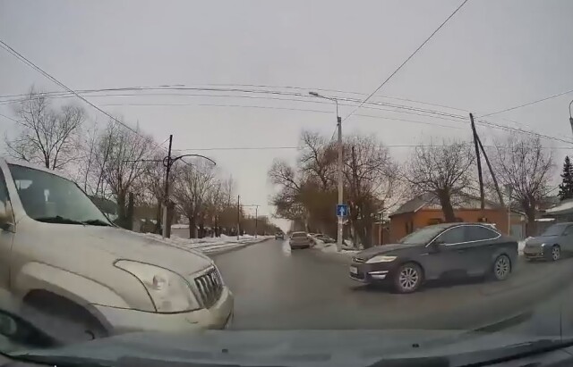 В Омске водитель внедорожника не уступил дорогу на перекрестке и устроил ДТП 
